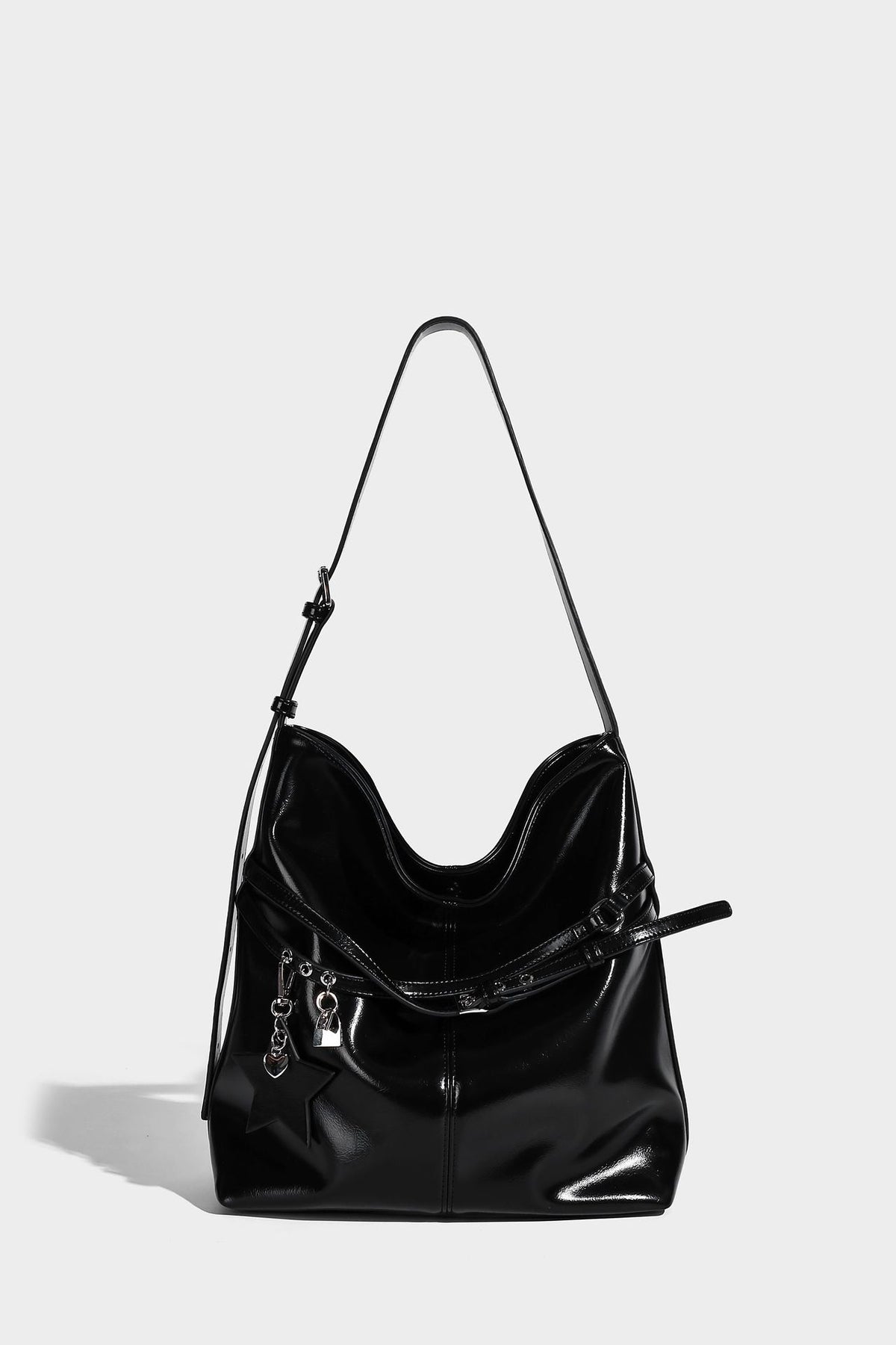 Große, weich fallende Schultertasche im Hobo-Stil aus matter Lederoptik mit Reißverschlussfach vorne und herabhängenden Stern- und Schlossanhängern in Silberoptik