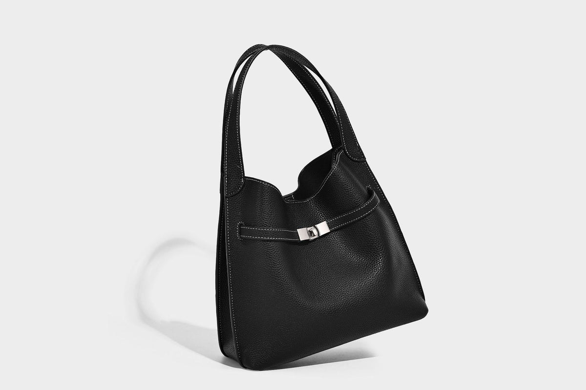 Geräumige Henkeltasche in genarbter Lederoptik mit silberfarbenem Drehverschluss-Detail am Riemen und zwei Henkeln, Detailansicht 16