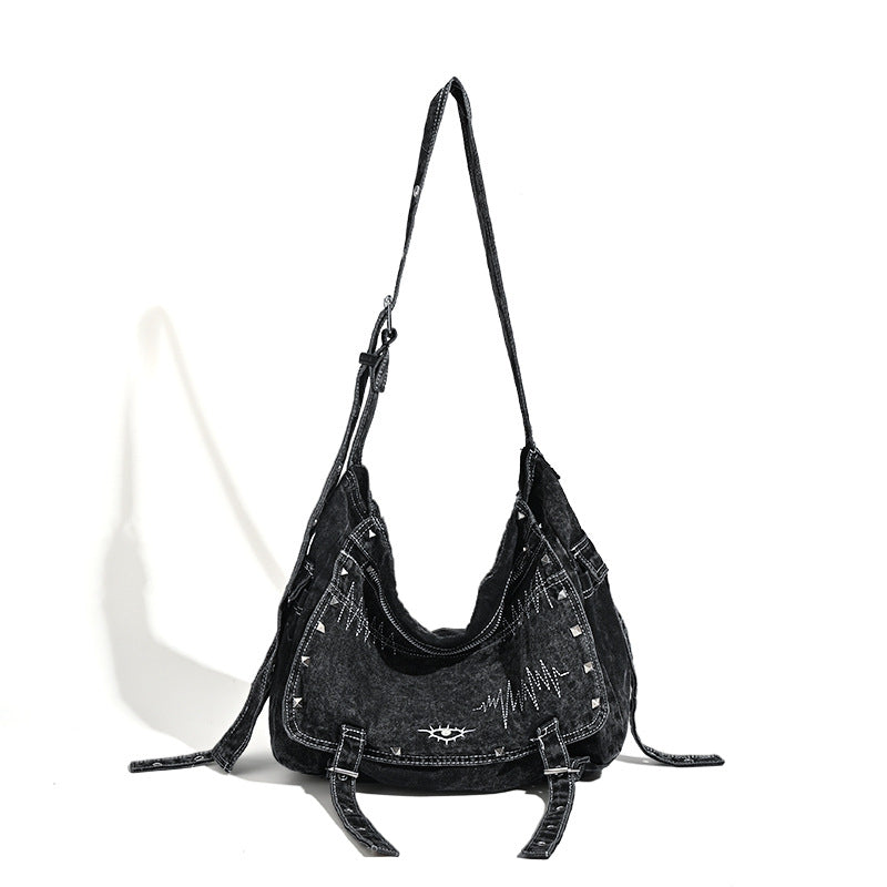 Große Hobo-Schultertasche aus verwaschenem schwarzem Denim mit silberfarbenen Nieten und verstellbarem Crossbody-Riemen, Detailansicht 5