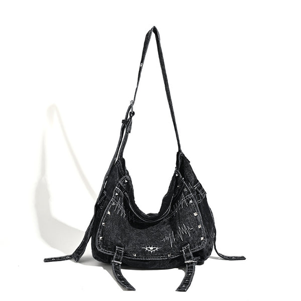 Große Hobo-Schultertasche aus verwaschenem schwarzem Denim mit silberfarbenen Nieten und verstellbarem Crossbody-Riemen, Detailansicht 5