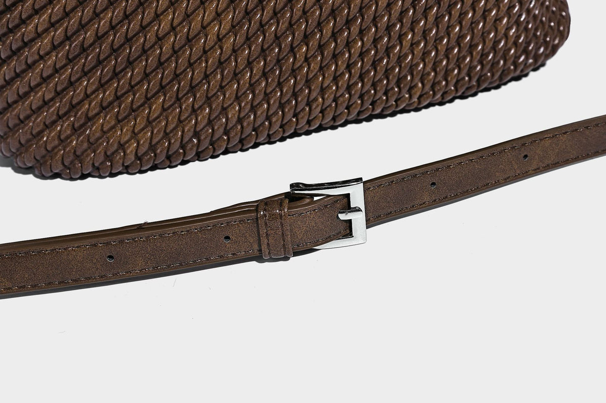 Strukturierte Beuteltasche mit Webstruktur, geknotetem Tragegriff, vorderer Klappentasche und abnehmbarem Crossbody-Riemen in Silberoptik