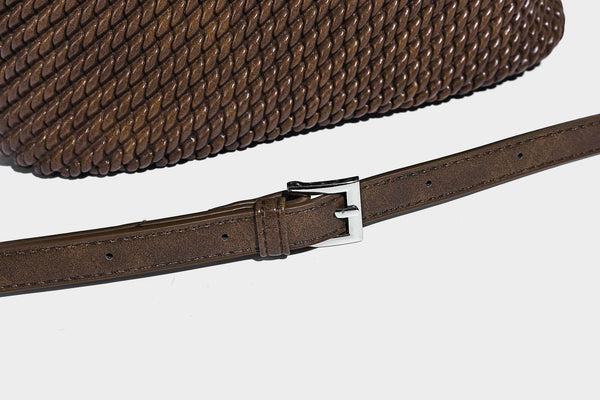 Strukturierte Beuteltasche mit Webstruktur, geknotetem Tragegriff, vorderer Klappentasche und abnehmbarem Crossbody-Riemen in Silberoptik