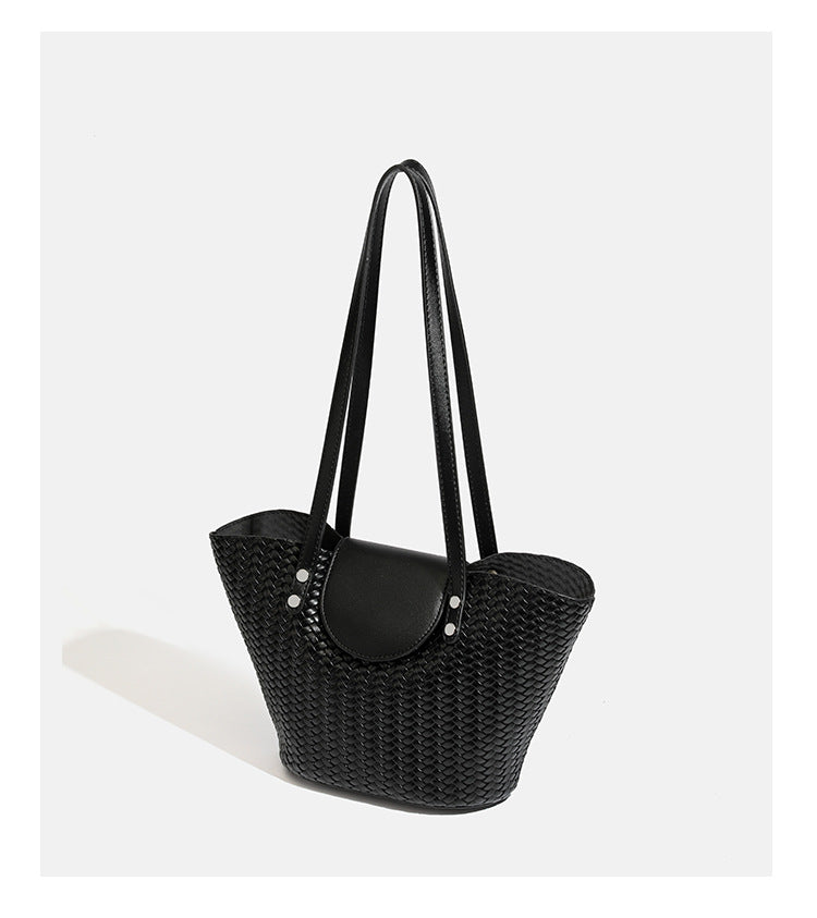 Schwarze, geflochtene Trapez-Schultertasche mit glattem Überschlag vorne, silberfarbenen Nieten, zwei langen Riemen und passendem Innenetui mit Reißverschluss