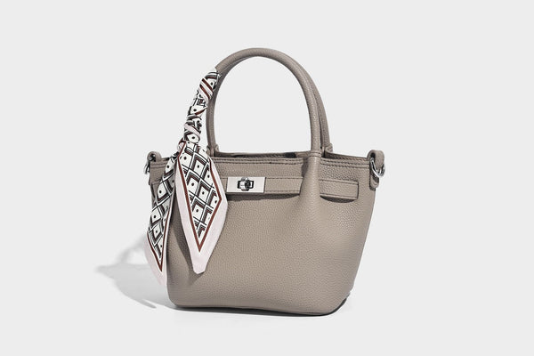 Kleine strukturierte Henkeltasche aus genarbtem Material in Taupe mit zwei Henkeln, bedrucktem Schalband, vorderem Drehverschluss und, Detail