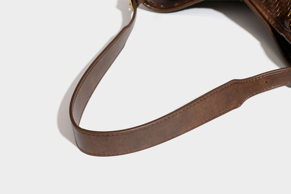 Lässig gewebte Schultertasche in Lederoptik mit Bindebandverschluss, goldfarbenen Metalldetails und einem Schulterriemen, Detailansicht 42