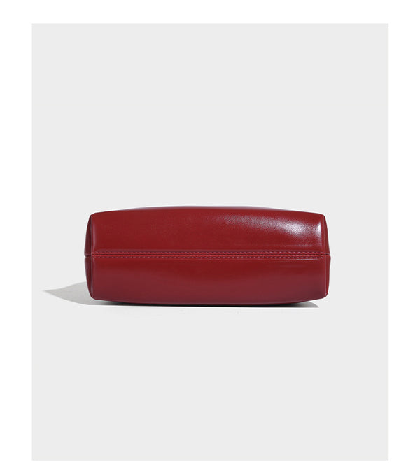 Kleine kuppelförmige Henkeltasche in glänzender Lederoptik mit Kordelzugverschluss, weißem Spitzen-Schleifenanhänger und silberfarbenen Metallbeschlägen
