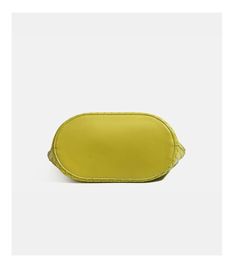 Chartreusegrüne Tote-Bag aus Korbgeflecht mit langen geflochtenen Schulterriemen, verstärktem Rand und passender Reißverschlusstasche, Detailansicht