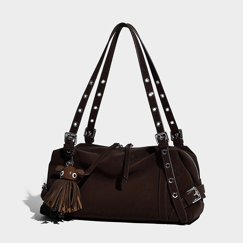 Lässige Barrel-Schultertasche in Dunkelbraun mit Riemen mit silberfarbenen Ösen, Reißverschluss oben, seitlichen Schnallenbeschlägen und Quaste