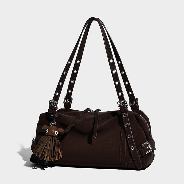 Lässige Barrel-Schultertasche in Dunkelbraun mit Riemen mit silberfarbenen Ösen, Reißverschluss oben, seitlichen Schnallenbeschlägen und Quaste