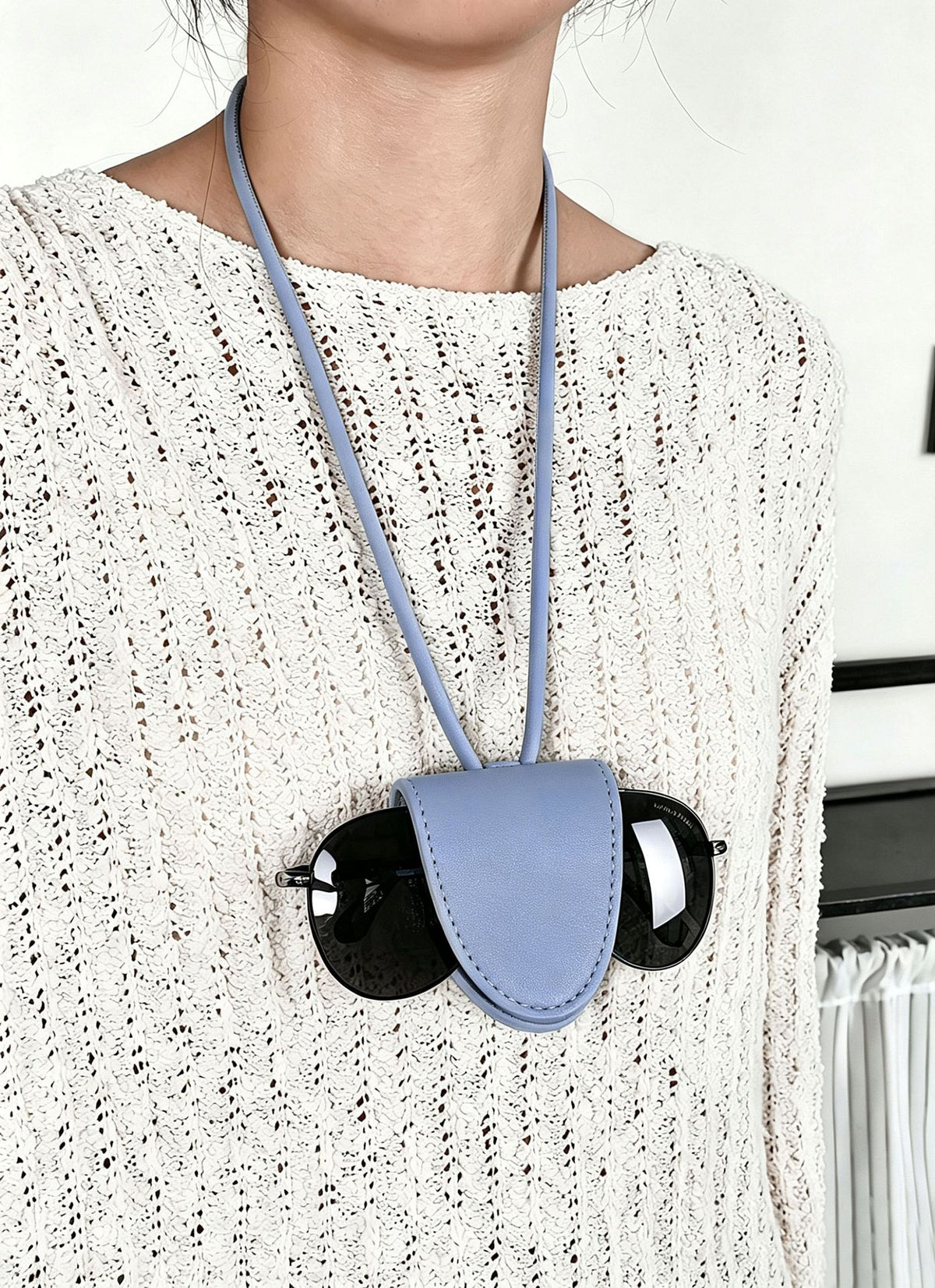Kleine gewebte Hobo-Schultertasche mit sichelförmiger Silhouette, Reißverschluss oben, silberfarbenen Beschlägen und verstellbar, Detailansicht