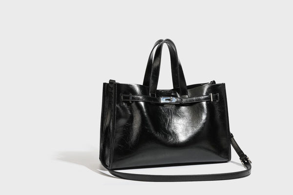Strukturierte, glänzende Tote-Bag in Lederoptik mit silberfarbenem Drehverschluss, zwei Tragegriffen und abnehmbarem Schulterriemen, Detailansicht