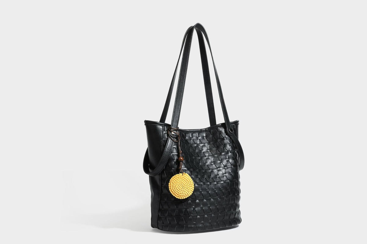 Shopper-Schultertasche im Bucket-Stil mit Webstruktur in Lederoptik, rundem Anhänger und langen doppelten Trägern, Detailansicht 30