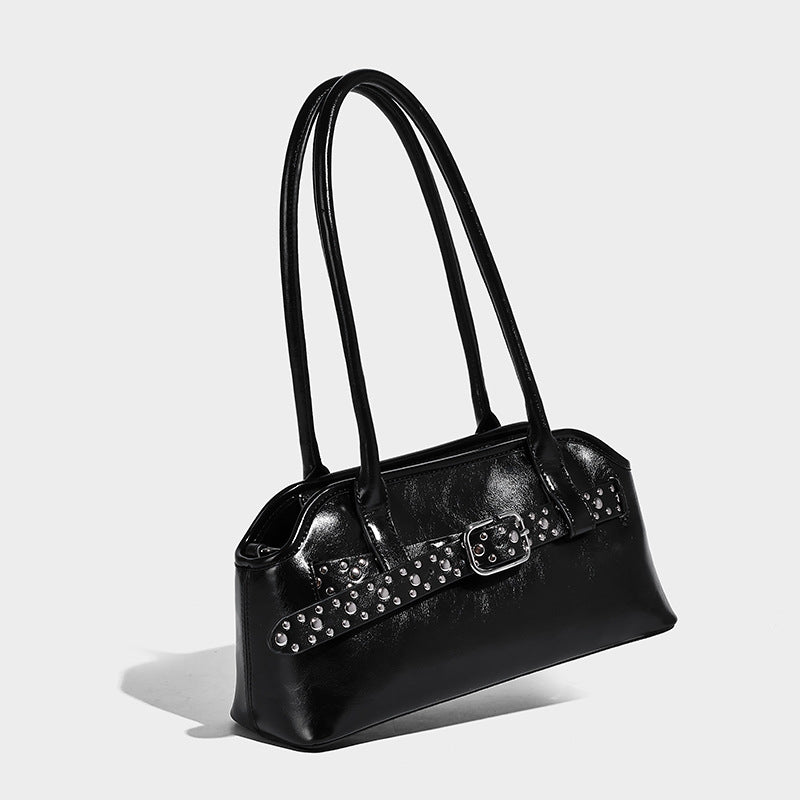 Strukturierte dunkelbraune Henkeltasche mit Öl-Wachs-Finish, vorderer Gürtelschnalle, goldfarbenen Beschlägen, zwei Henkeln und, Detailansicht