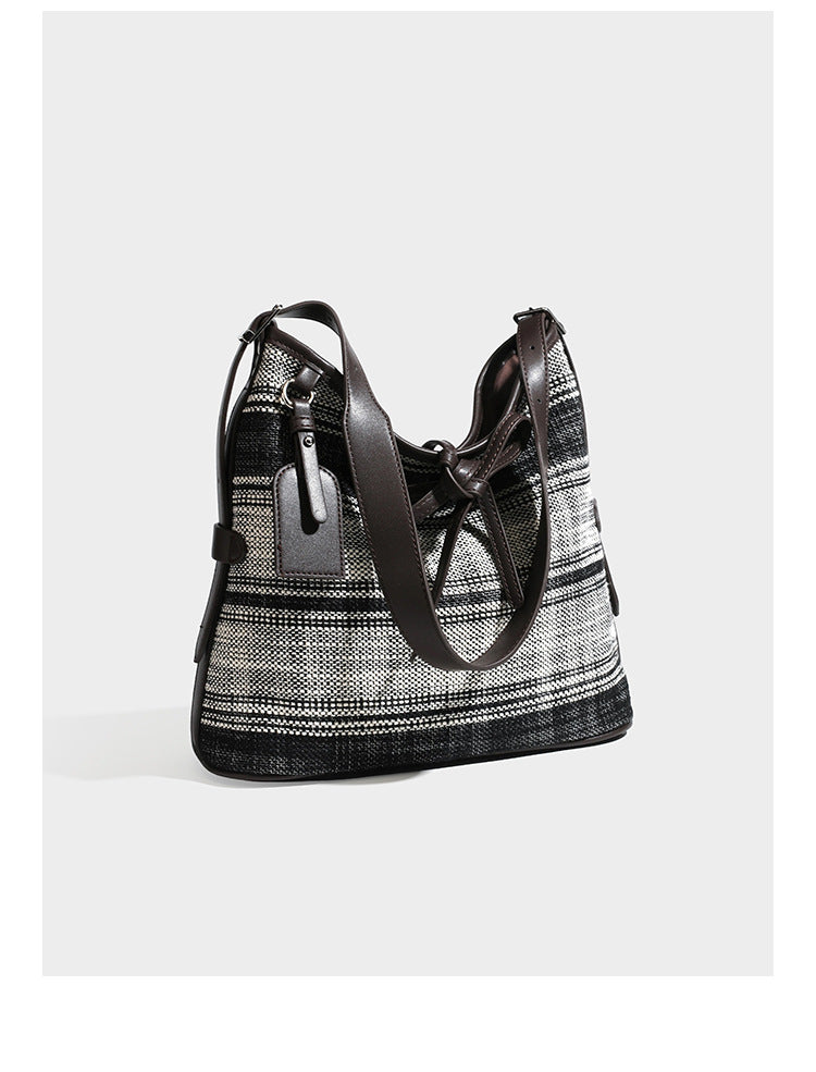 Schwarz-weiße karierte Hobo-Schultertasche mit dunkelbraunen Besätzen in Lederoptik, Kordelzugverschluss und langem, verstellbarem