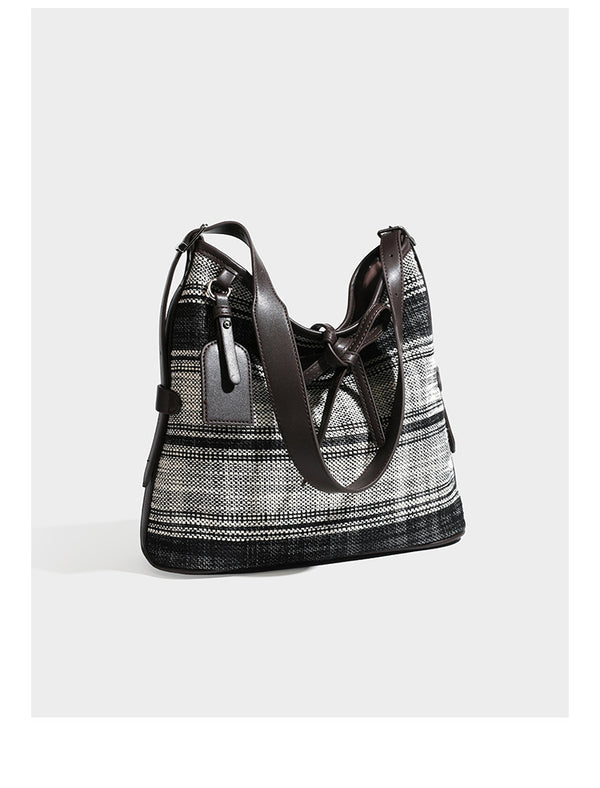 Schwarz-weiße karierte Hobo-Schultertasche mit dunkelbraunen Besätzen in Lederoptik, Kordelzugverschluss und langem, verstellbarem