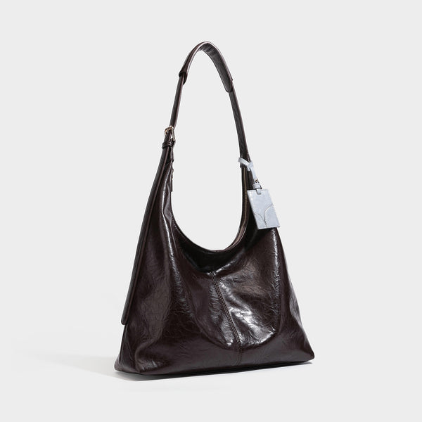 Große dunkelbraune, glänzende Hobo-Schultertasche mit Crinkle-Optik, Reißverschluss, goldfarbenen Metalldetails, verstellbarem Riemen und Hellblau