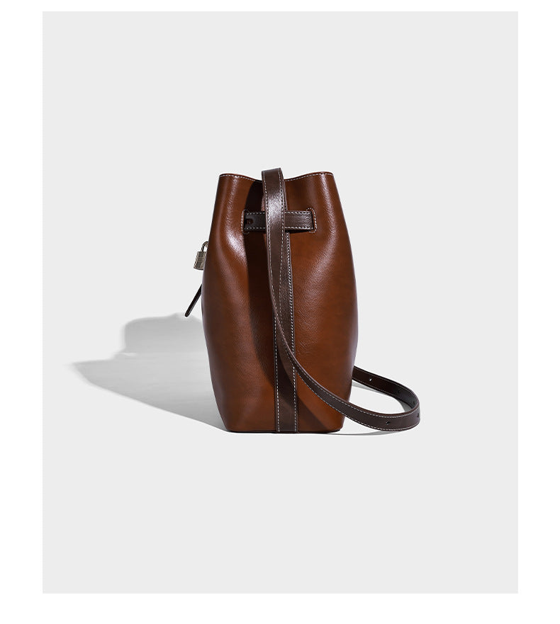 Glänzende Beuteltasche in Lederoptik mit Riemendetail mit Vorhängeschloss und verstellbarem langem Riemen, Detailansicht 10