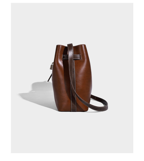 Glänzende Beuteltasche in Lederoptik mit Riemendetail mit Vorhängeschloss und verstellbarem langem Riemen, Detailansicht 10