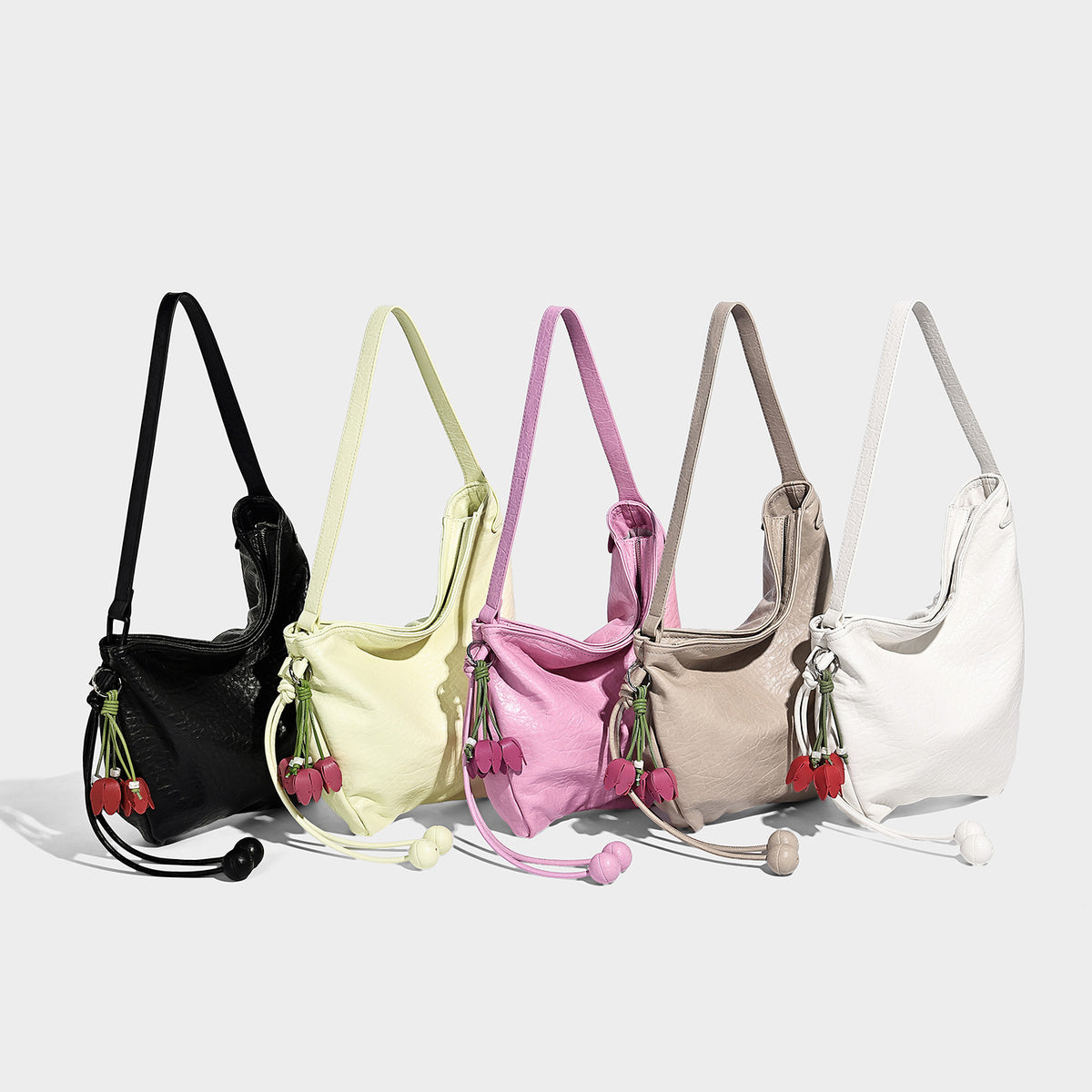 Lässige Hobo-Schultertasche in Hellgelb mit schmalem Riemen, Perlenverschluss mit Kordelzug und rosafarbenem Tulpenblumen-Anhänger, Detailansicht 2