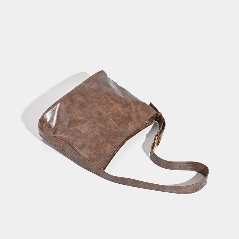 Lässig fallende Schulter-Tote-Bag in glänzender, Used-Lederoptik mit Reißverschluss oben und verstellbarem Riemen, Detailansicht 4
