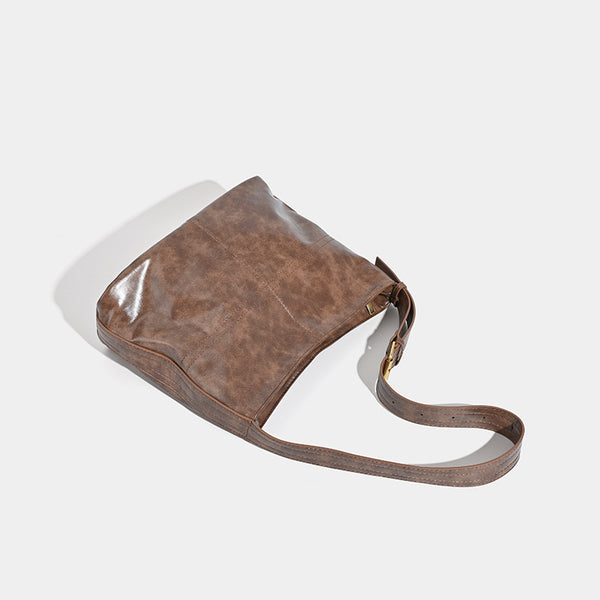 Lässig fallende Schulter-Tote-Bag in glänzender, Used-Lederoptik mit Reißverschluss oben und verstellbarem Riemen, Detailansicht 4
