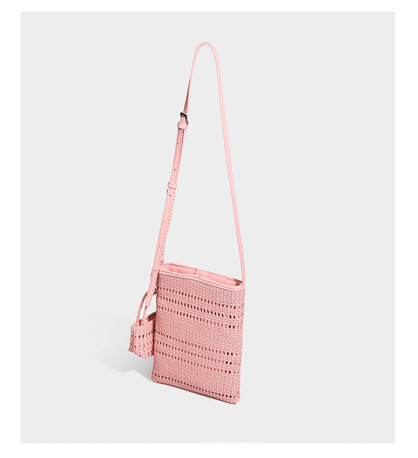 Kleine rechteckige Crossbody-Tasche aus offen geflochtenem Material mit passendem Mini-Täschchen und verstellbarem schmalem Riemen, Detailansicht 15