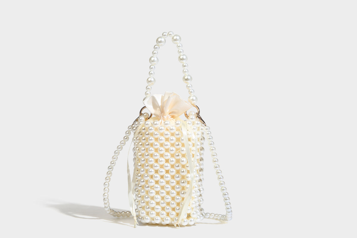 Mini-Bucket-Bag in zylindrischer Form, mit metallisch silberfarbenen Perlen besetzt, geflochtenem Tragegriff und Ketten-Schulterriemen, Detailansicht 8