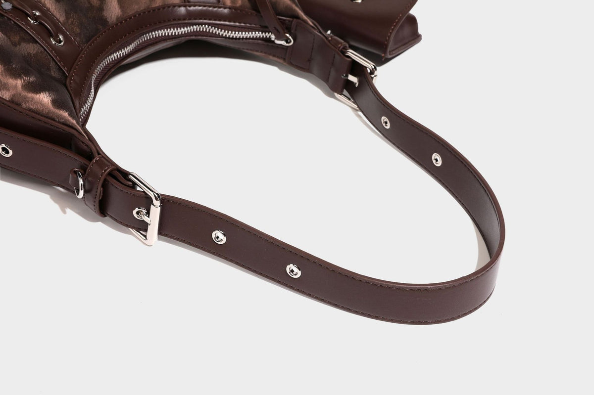Crescent-Hobo-Schultertasche mit braunem Leopardenmuster, silbernen Nieten, Ösenbesatz, verstellbarem Riemen und abnehmbarem Mini