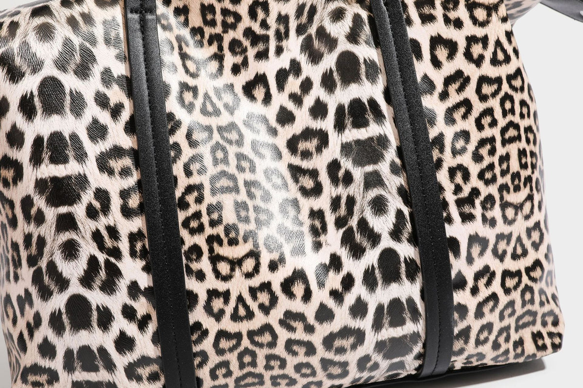 Shopper in glänzender Lederoptik mit Leopardenprint, schwarzem Besatz, Reißverschluss oben und zwei Schulterriemen, Detailansicht 35