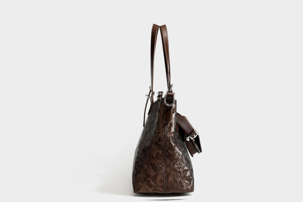 Glänzende, geknautschte Metallic-Tote-Bag mit zwei Tragegriffen oben, abnehmbarem Schulterriemen und abnehmbarer Mini-Reißverschlusstasche in Braun