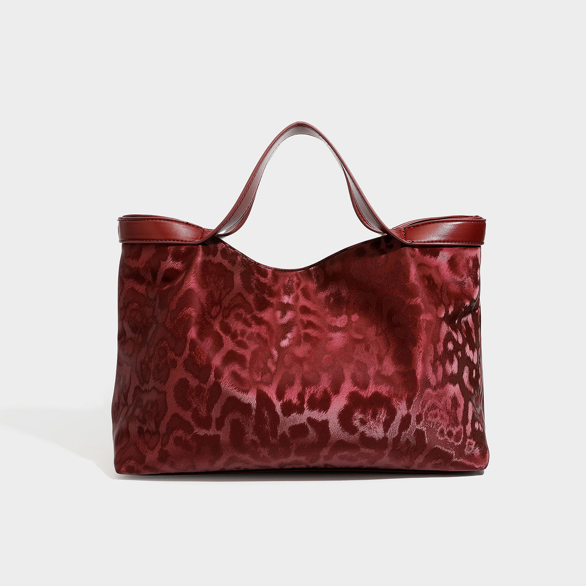 Glänzende Tote-Bag mit Leopardenmuster, dunkelbrauner Lederoptik-Einfassung und zwei Tragehenkeln, Detailansicht 3