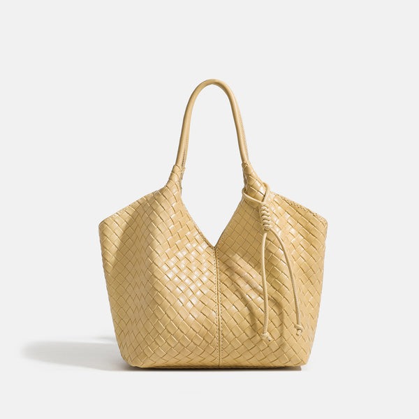 Weich strukturierte, gewebte Tote-Bag in Gelbgold und Lederoptik mit V-förmiger, offenem oberen Abschluss, seitlichen Kordelzugdetails und zwei röhrenförmigen