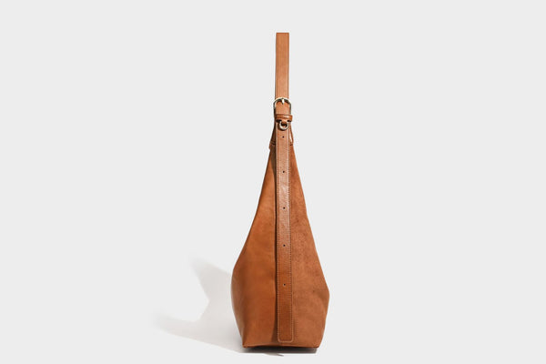 Lässig fallende Hobo-Schultertasche mit strukturierter Wildlederoptik, Reißverschluss oben, Quasten-Zippern und goldfarbenem, verstellbarem