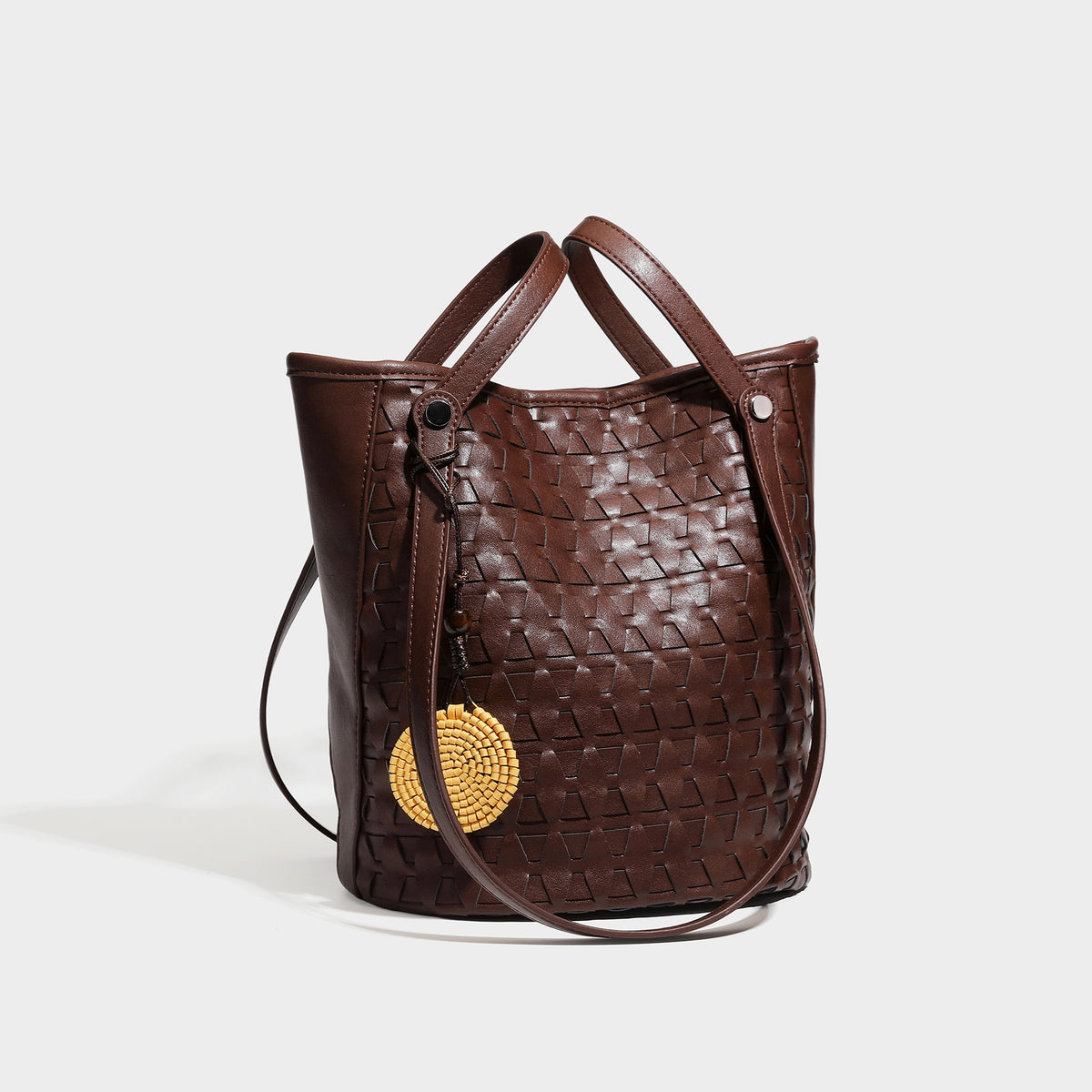 Shopper-Schultertasche im Bucket-Stil mit Webstruktur in Lederoptik, rundem Anhänger und langen doppelten Trägern, Detailansicht 39