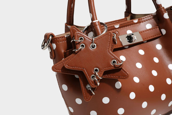 Kleine strukturierte Mini-Tote-Bag mit Punkten in Braun und weißen Punkten, Sternanhänger, zwei Tragegriffen und abnehmbarem Schulterriemen