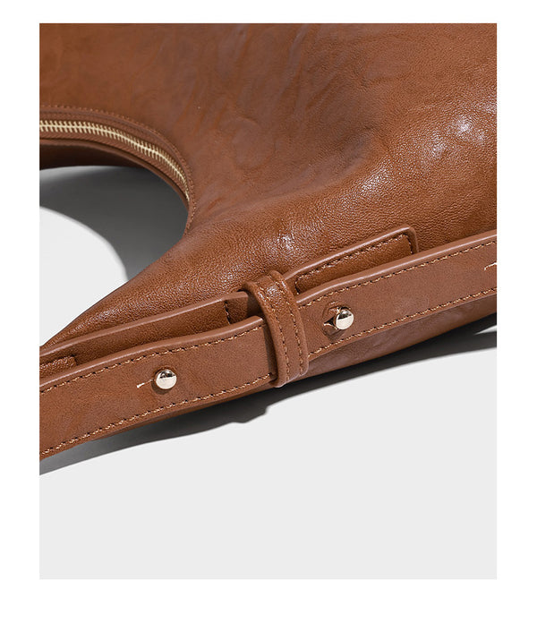 Glänzende Hobo-Schultertasche in Lederoptik mit abnehmbarem Mini-Etui und Logo-Beschlägen in Goldoptik, Detailansicht 14