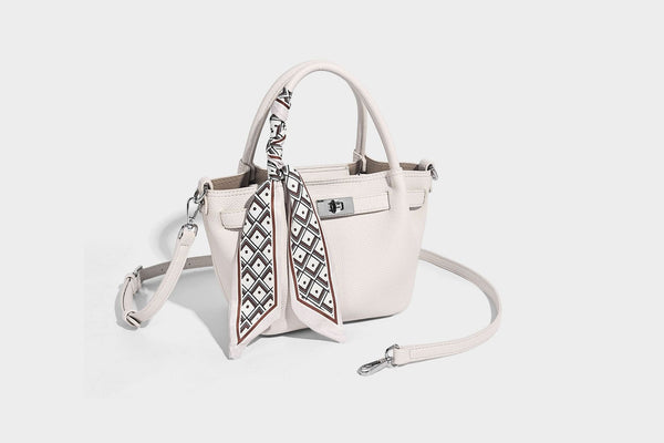 Kleine strukturierte Henkeltasche aus genarbtem Material in Taupe mit zwei Henkeln, bedrucktem Schalband, vorderem Drehverschluss und, Detail