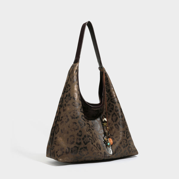 Weiche Hobo-Tote-Tasche mit Leopardenprint in Beige und Braun, dunkelbraunem Trageriemen in Lederoptik und herabhängendem Perlenanhänger