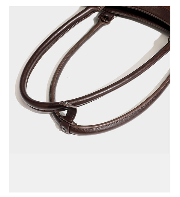Strukturierte Vintage-Schultertasche im Moto-Stil mit matten Einsätzen in Velourslederoptik, Besatz in Lederoptik, dunkel silberfarbenen Nieten und vorderem Reißverschluss