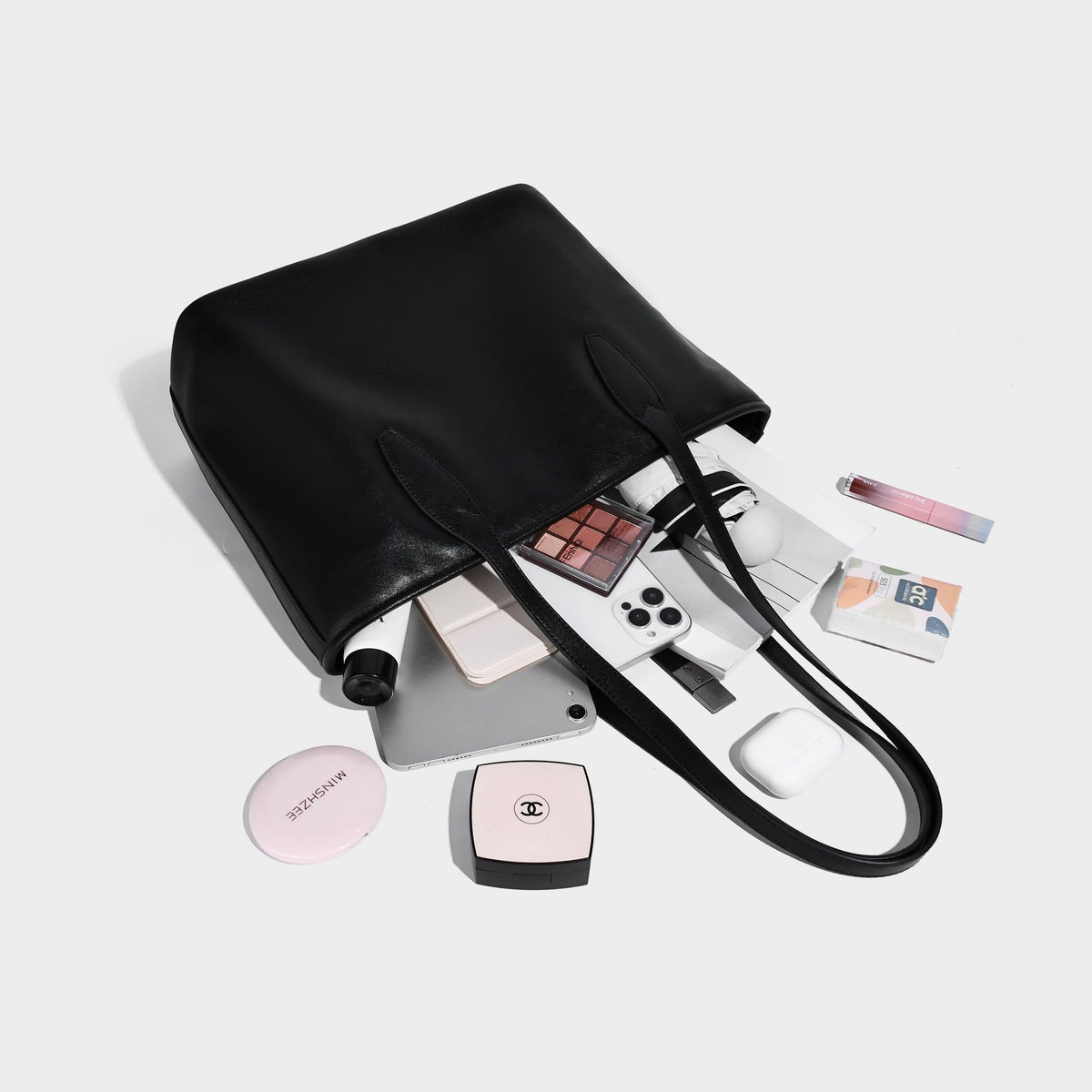 Große strukturierte Tote-Bag in Lederoptik mit zwei Schulterriemen und Metallanhänger-Beschlägen, Detailansicht 4