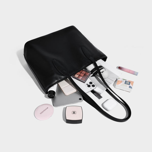 Große strukturierte Tote-Bag in Lederoptik mit zwei Schulterriemen und Metallanhänger-Beschlägen, Detailansicht 4