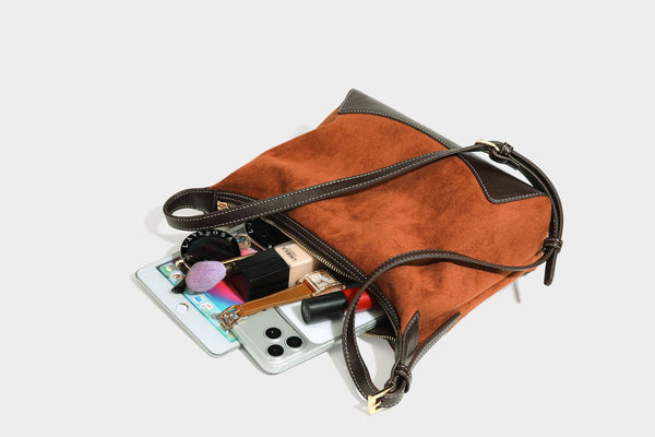 Lässig fallende Hobo-Schultertasche in warmem Braun mit dunkler Kontrastverzierung in Lederoptik, geschwungenem Reißverschluss und langem, detail