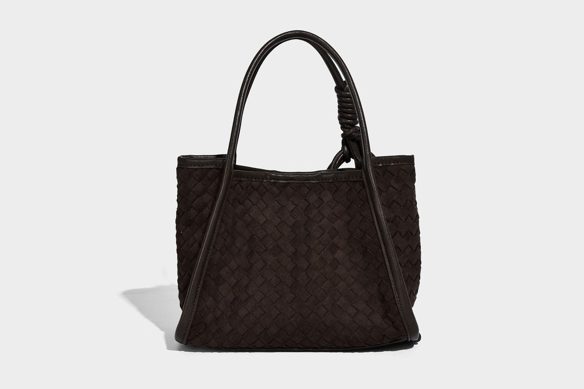 Strukturierte Tote-Bag mit gewebter Oberfläche, befestigtem Mini-Charm-Täschchen, geknoteten Tragegriffen und abnehmbarem Schulterriemen, Detailansicht