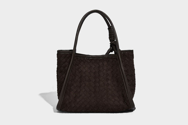 Strukturierte Tote-Bag mit gewebter Oberfläche, befestigtem Mini-Charm-Täschchen, geknoteten Tragegriffen und abnehmbarem Schulterriemen, Detailansicht