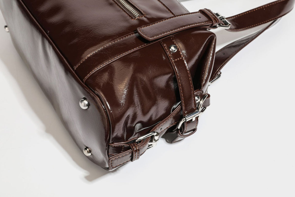 Strukturierte Schultertasche in glänzender Lederoptik mit abgerundetem Korpus, silberfarbenen Beschlägen, Reißverschlussfach auf der Vorderseite und Leopardenmuster