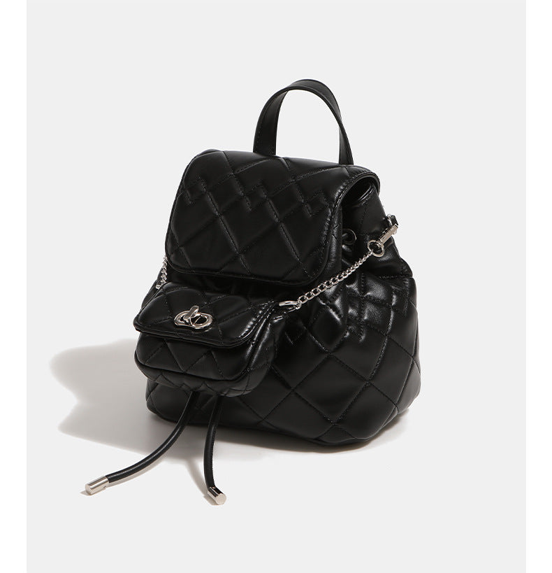 Kleiner gesteppter Rucksack in Lederoptik mit Rautensteppung, silberfarbenem Kettenelement, Vordertasche mit Drehverschluss und