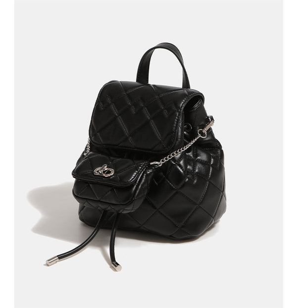 Kleiner gesteppter Rucksack in Lederoptik mit Rautensteppung, silberfarbenem Kettenelement, Vordertasche mit Drehverschluss und