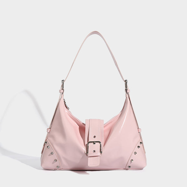 Glänzende Hobo-Schultertasche in Lederoptik mit silberfarbenen Pyramidennieten und dekorativem Riemen mit Schnalle in der Mitte, Detailansicht 6