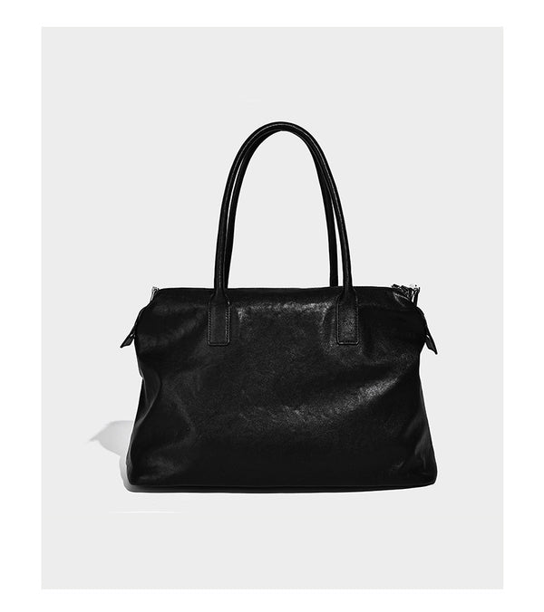 Glänzende, strukturierte schwarze Tote-Bag mit silberfarbenem Schnallenriemen, zwei Henkeln und abnehmbarem Schulterriemen, Detailansicht 11