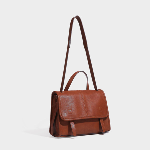 Strukturierte Satchel-Tasche mit Überschlag in dunkelbrauner, glänzender Lederoptik, kurzem Tragegriff und langem verstellbarem Schulter